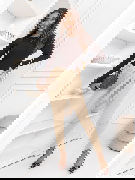 Beżowe spodnie z paskiem...