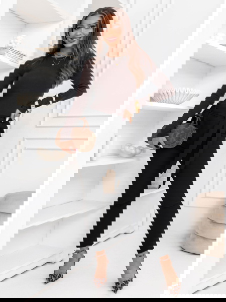 Czarne spodnie z paskiem...