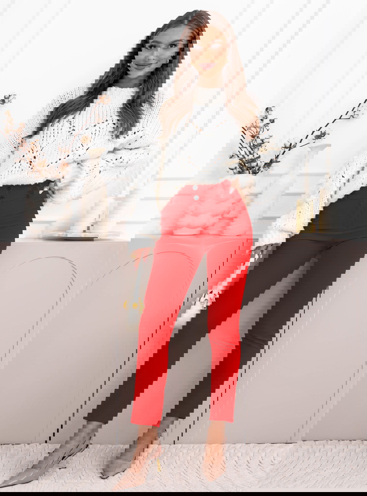 Malinowe spodnie zapinane na guziki...