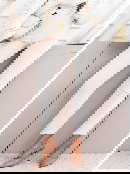 Białe spodnie zapinane na...