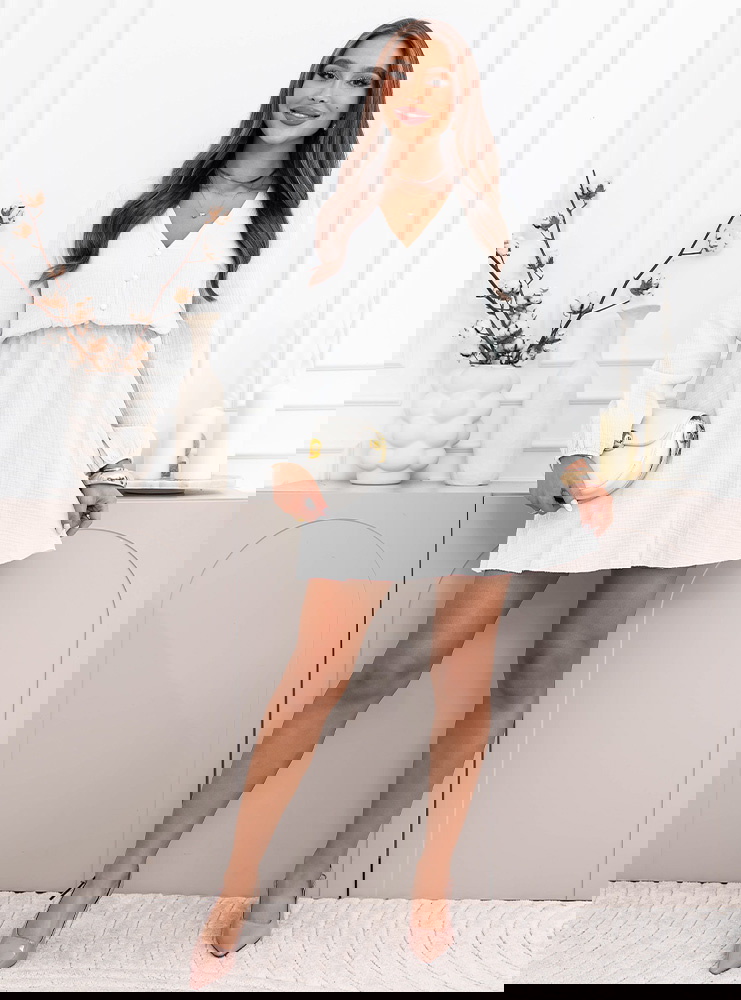 Biała muślinowa rozkloszowana...