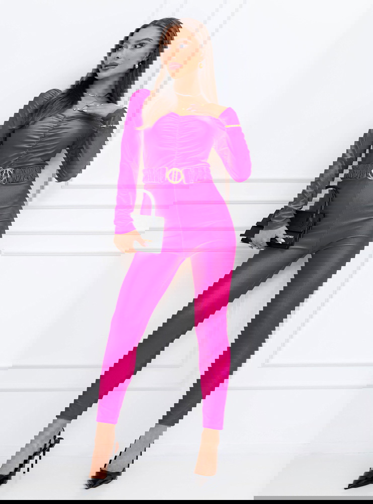 Kombinezon z ozdobnym paskiem...