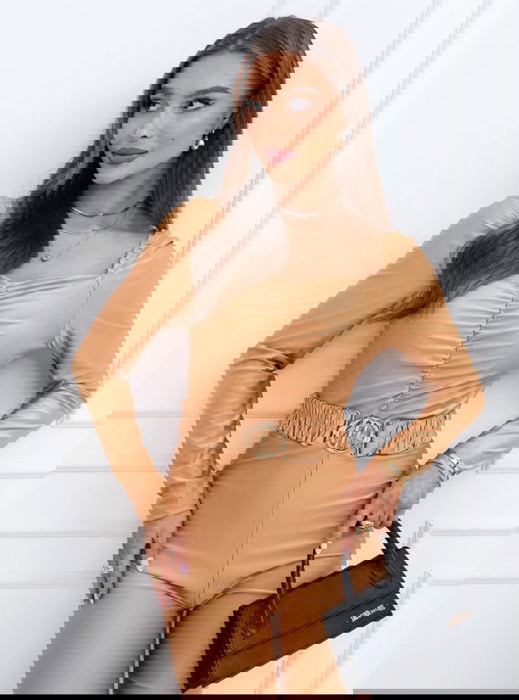 Kombinezon z ozdobnym paskiem...