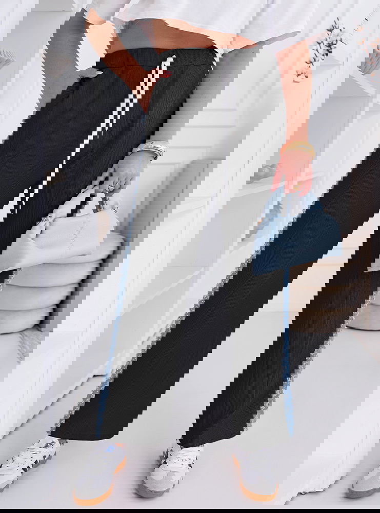 Czarne spodnie z ozdobnymi lampasami...