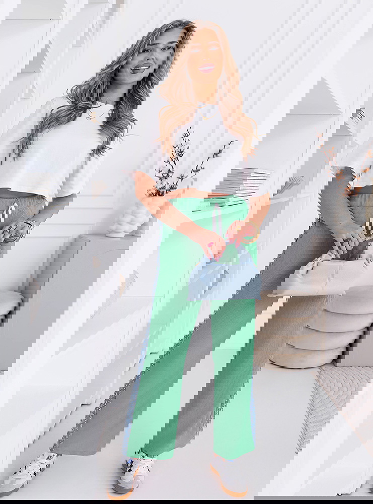 Miętowe spodnie z ozdobnymi lampasami...