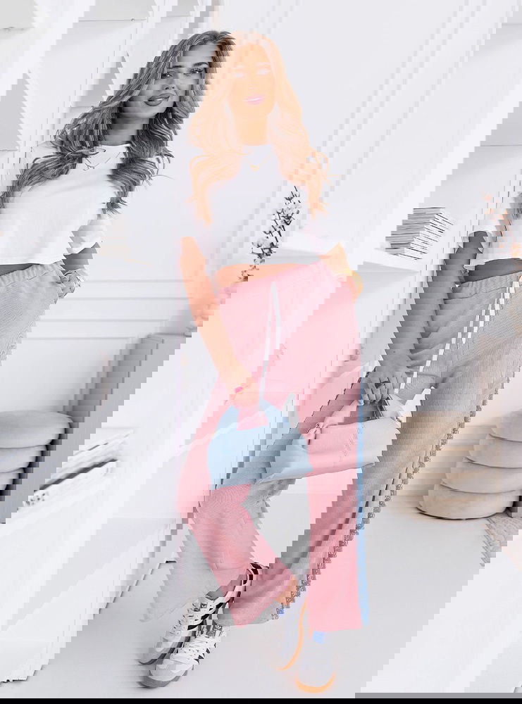 Pudrowe spodnie z ozdobnymi lampasami...