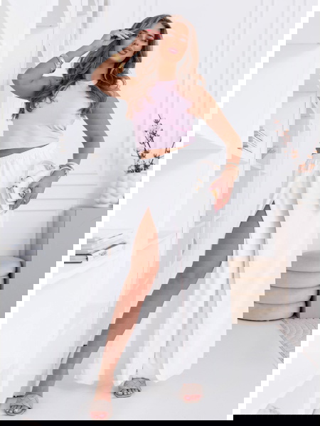 Białe spodnie z rozcięciami...