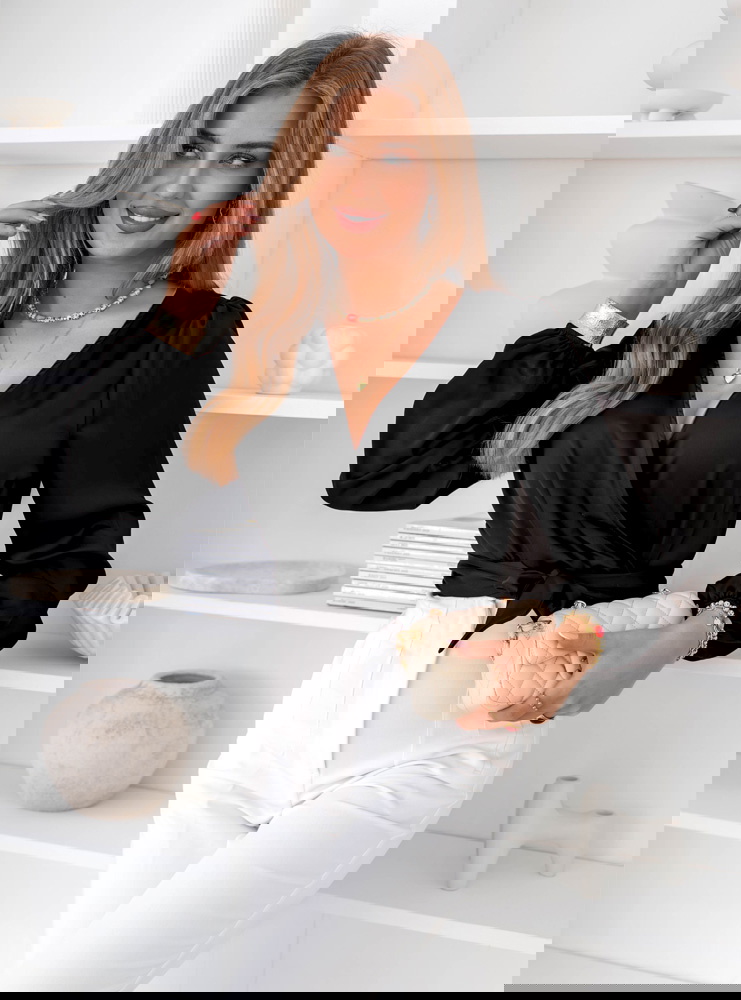 Czarna satynowa bluzka z wiązaniem...