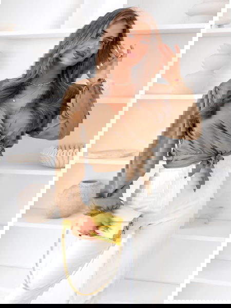 Beżowa satynowa bluzka z...