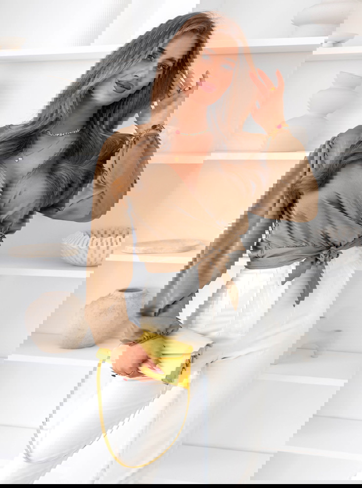 Beżowa satynowa bluzka z wiązaniem...