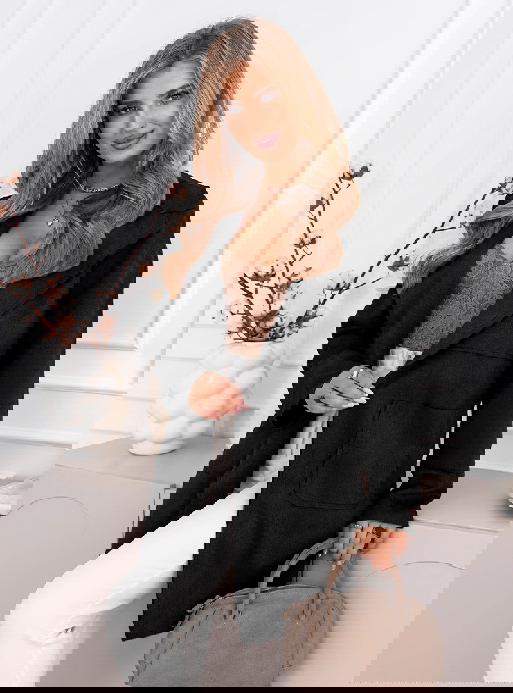 Czarny lekki płaszczyk z kieszeniami...