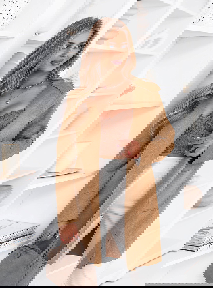 Beżowy lekki płaszczyk z kieszeniami...