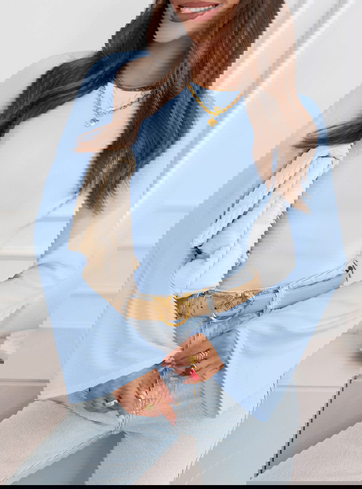 Błękitna bluzka z szerokimi rękawami...