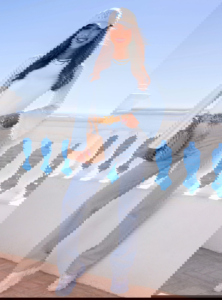 Błękitna bluzka z szerokimi rękawami...