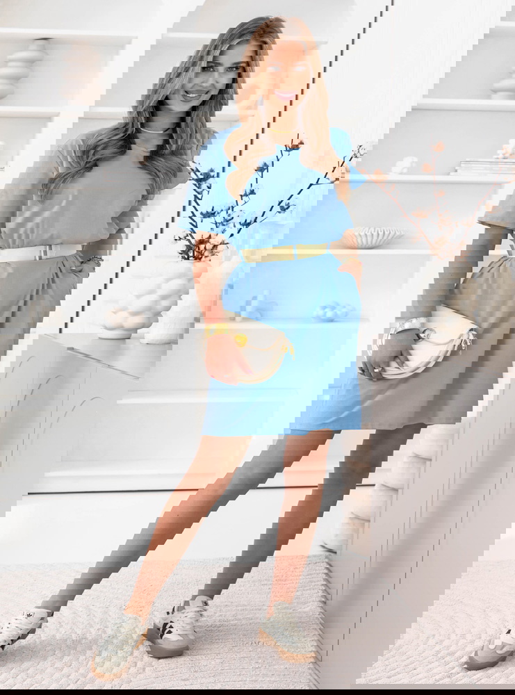 Błękitna sukienka mini z paskiem...