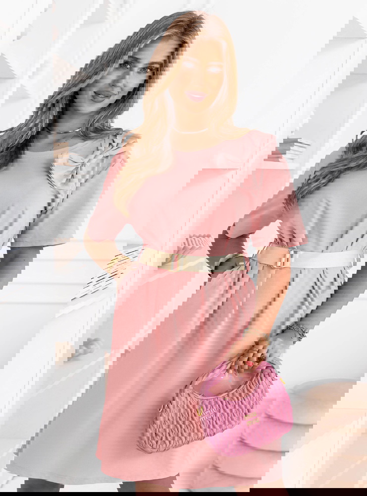 Pudrowa sukienka mini z paskiem Maudella