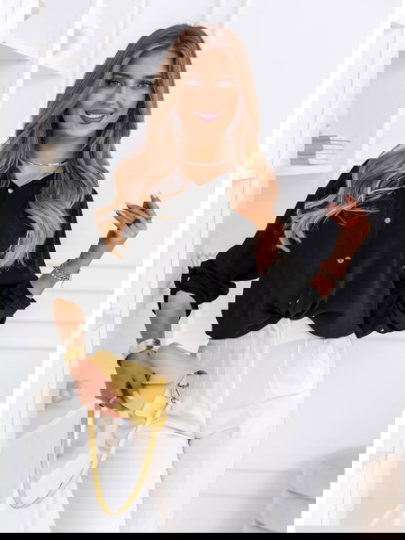 Czarna koszula zapinana na...