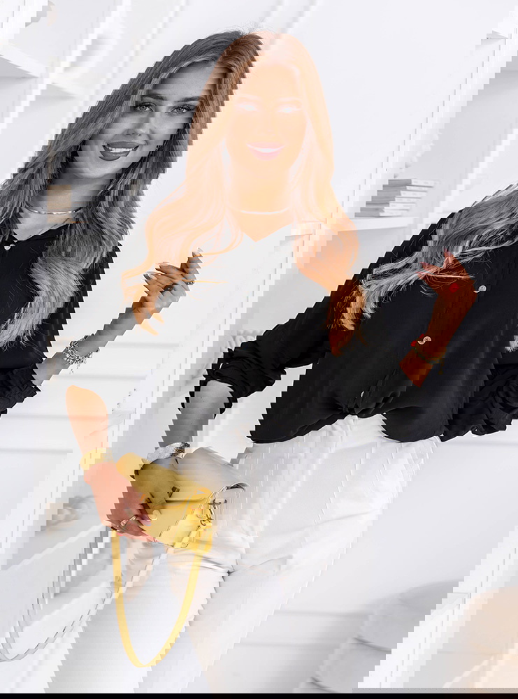 Czarna koszula zapinana na guziki...