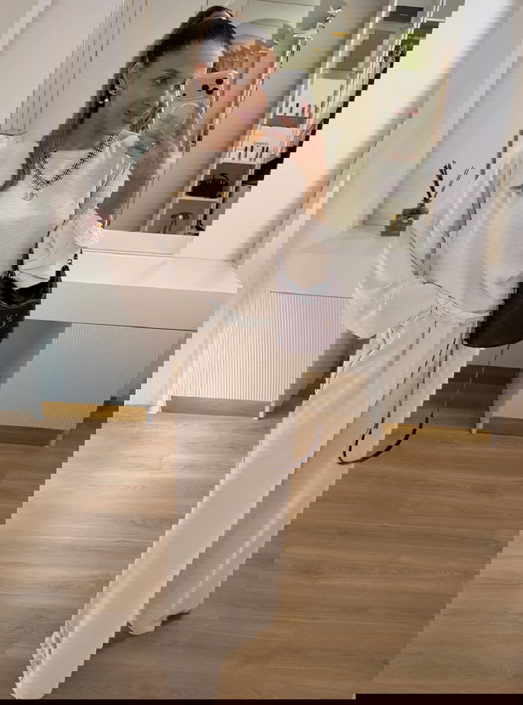 Beżowy komplet z koronkowymi...