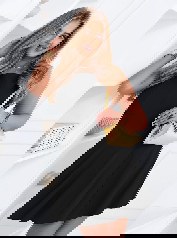 Czarna rozkloszowana sukienka mini...