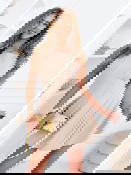 Jasnobeżowa rozkloszowana...