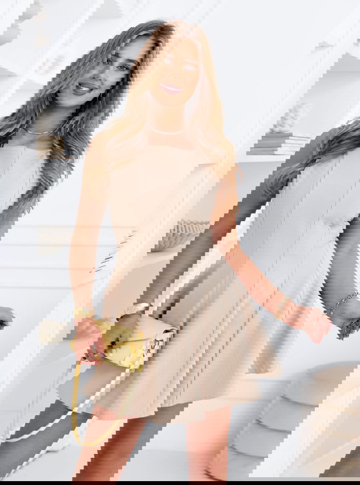 Jasnobeżowa rozkloszowana sukienka...