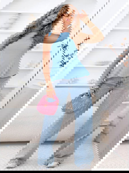 Błękitna dopasowana bluzka...