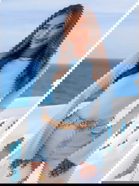 Błękitna prążkowana bluzka...