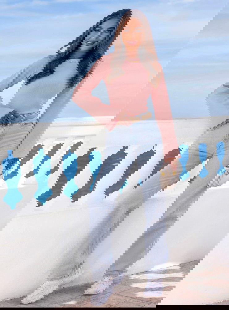 Pudrowa prążkowana bluzka z...