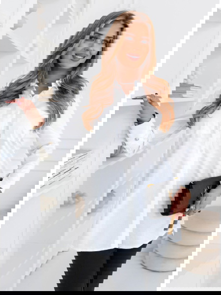 Biała koszula z kieszeniami...