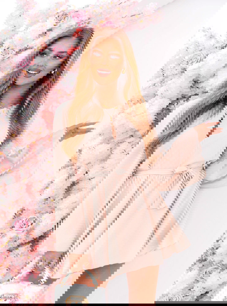 Jasnobeżowy kombinezon jak sukienka...