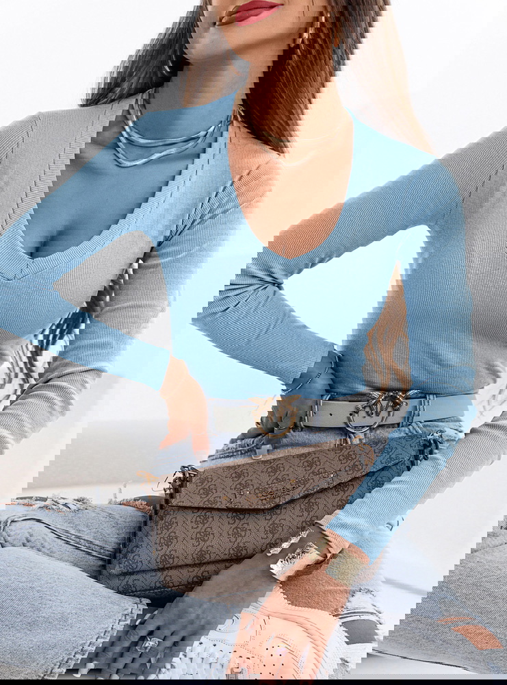 Błękitna prążkowana bluzka z dekoltem...