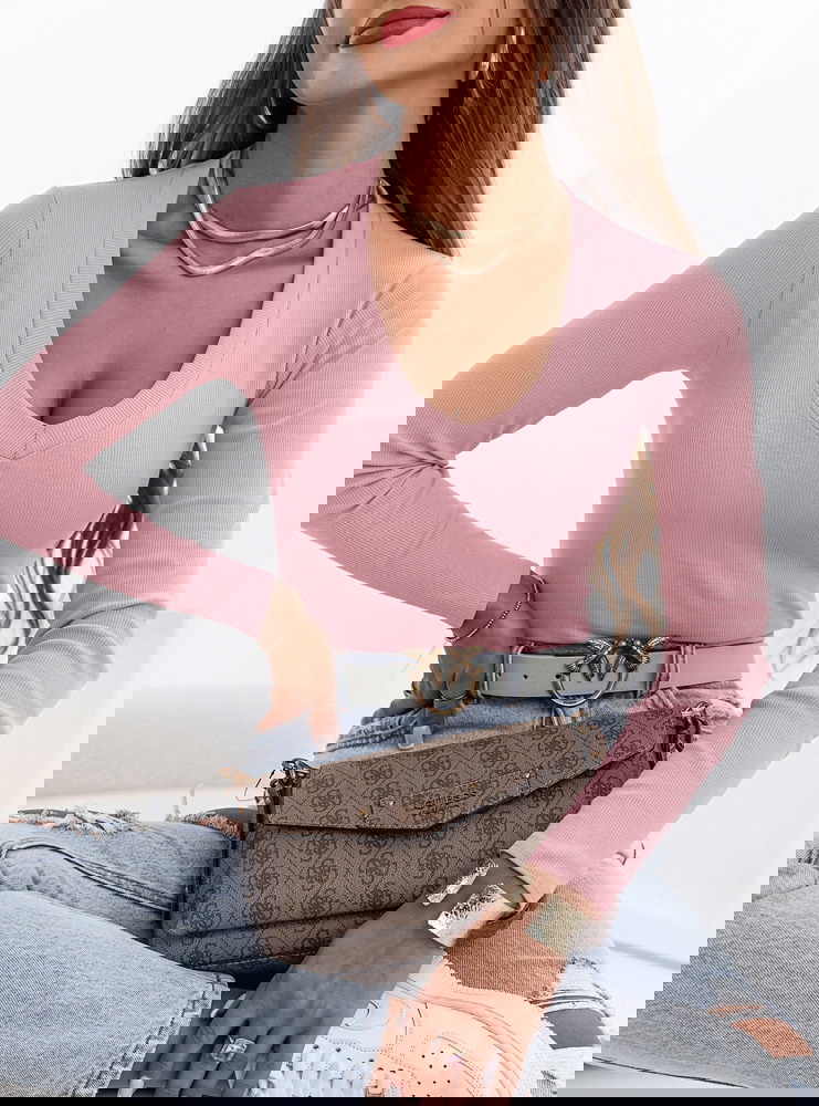 Pudrowa prążkowana bluzka z dekoltem...