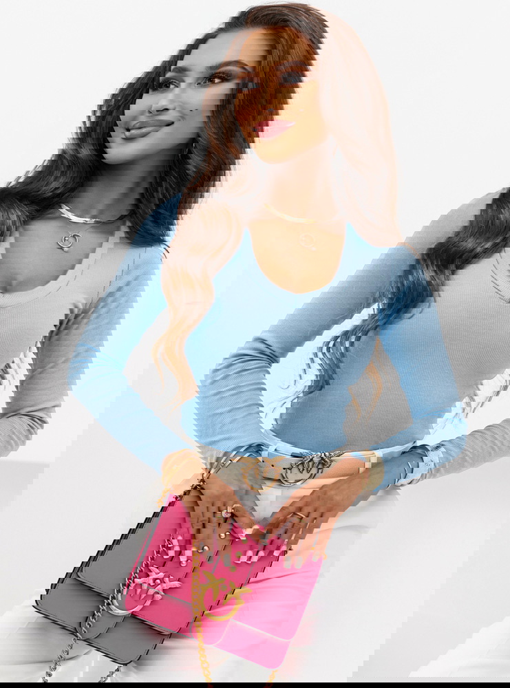 Błękitna prążkowana bluzka z dekoltem...