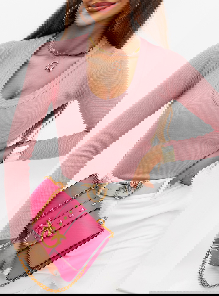 Pudrowa prążkowana bluzka z dekoltem...