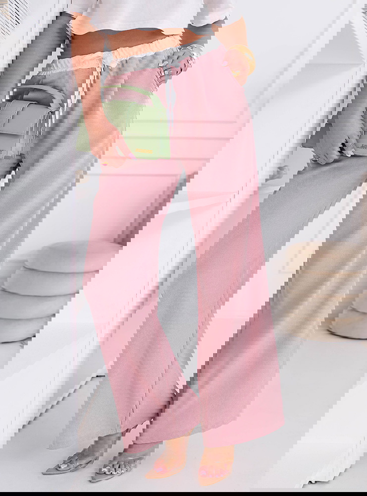 Szerokie spodnie z ozdobnym pasem i...