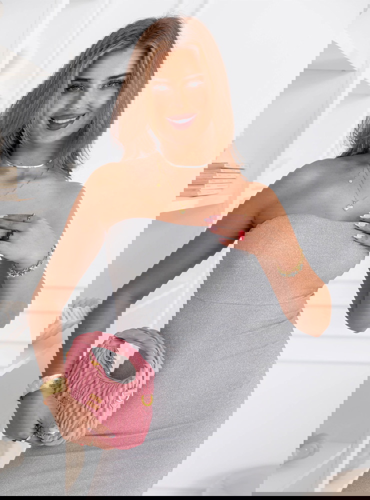 Szara prążkowana sukienka z wycięciem...