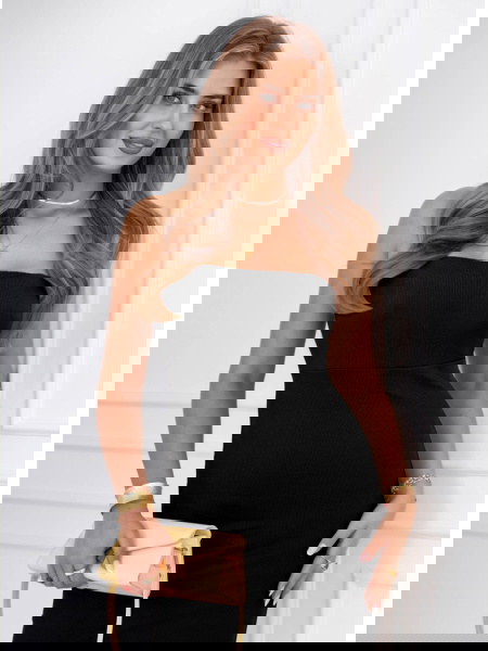 Czarna prążkowana sukienka...