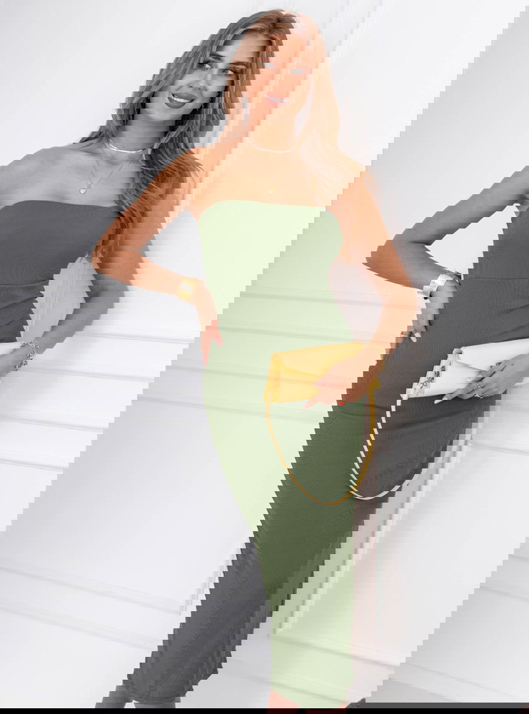 Prążkowana sukienka z wycięciem na...