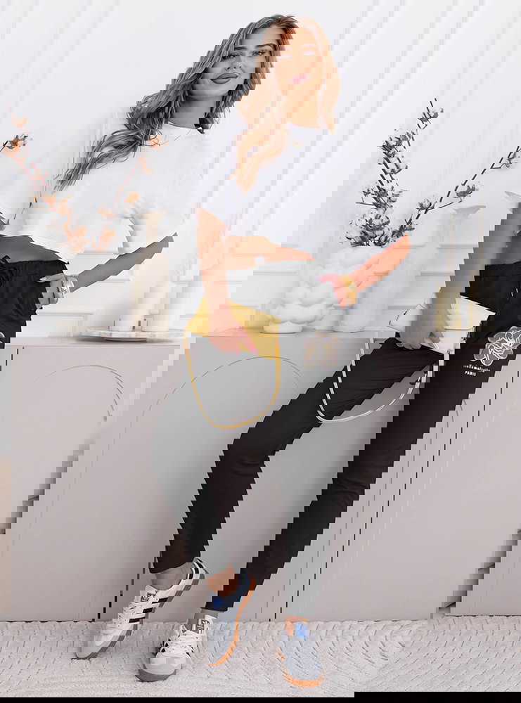 Czarne spodnie z ozdobnym nadrukiem i...