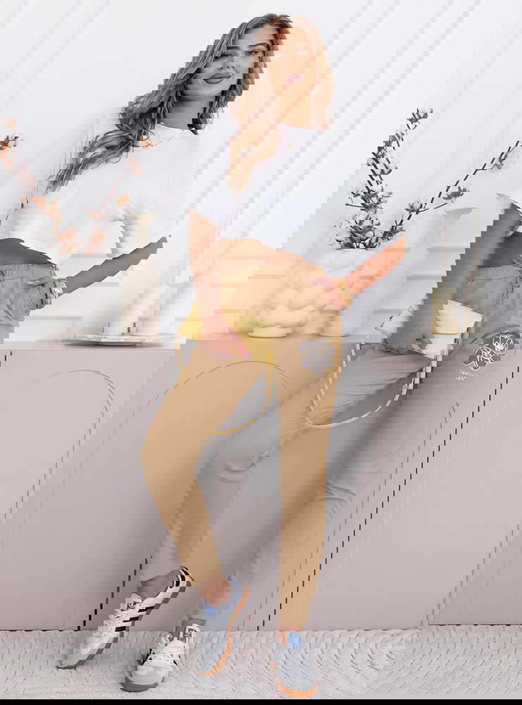 Beżowe spodnie z ozdobnym nadrukiem i...