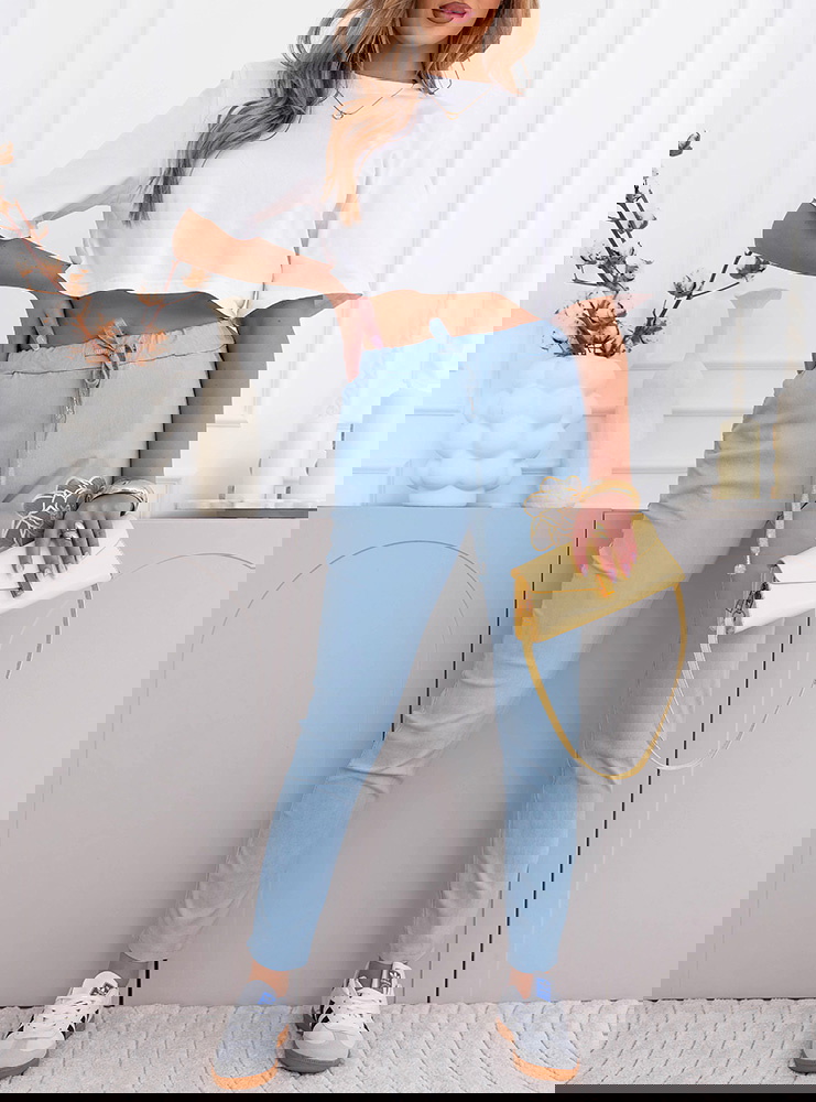 Błękitne spodnie z ozdobnym nadrukiem...