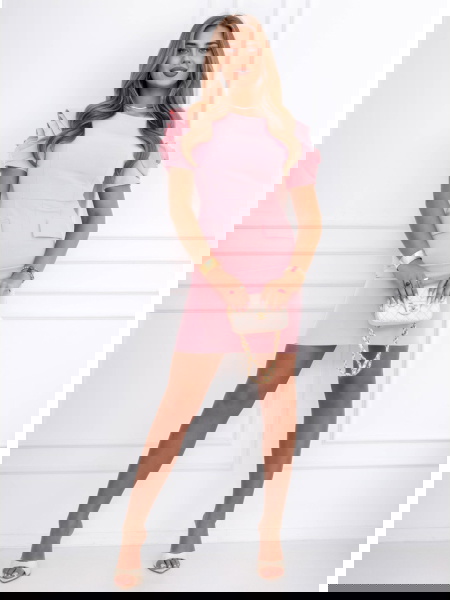 Pudrowa dopasowana sukienka...