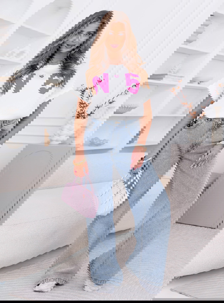 Biała koszulka z różowym nadrukiem...