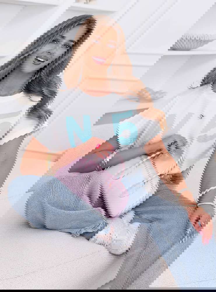 Biała koszulka z niebieskim nadrukiem...