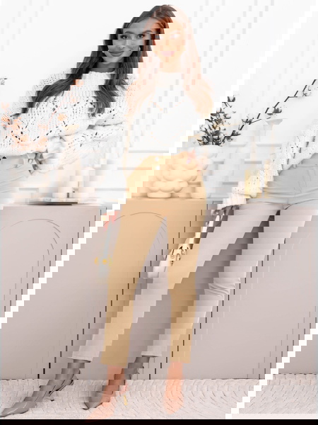 Beżowe spodnie zapinane na...