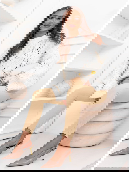 Beżowe spodnie zapinane na... 2