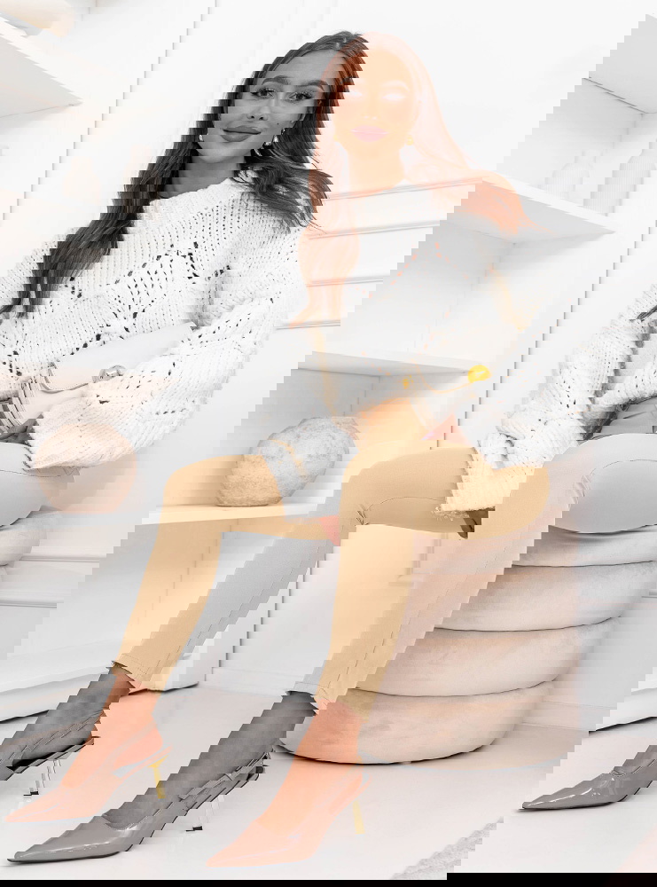 Beżowe spodnie zapinane na guziki...