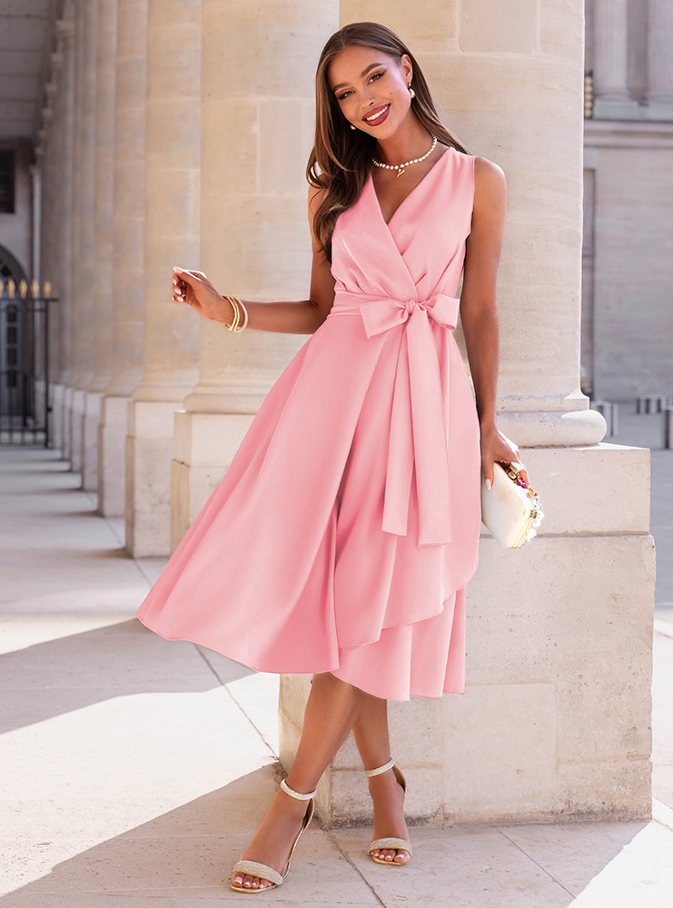 Pudrowa sukienka midi z przekładanym...