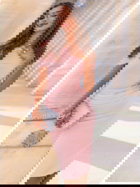 Pudrowa dopasowana sukienka...